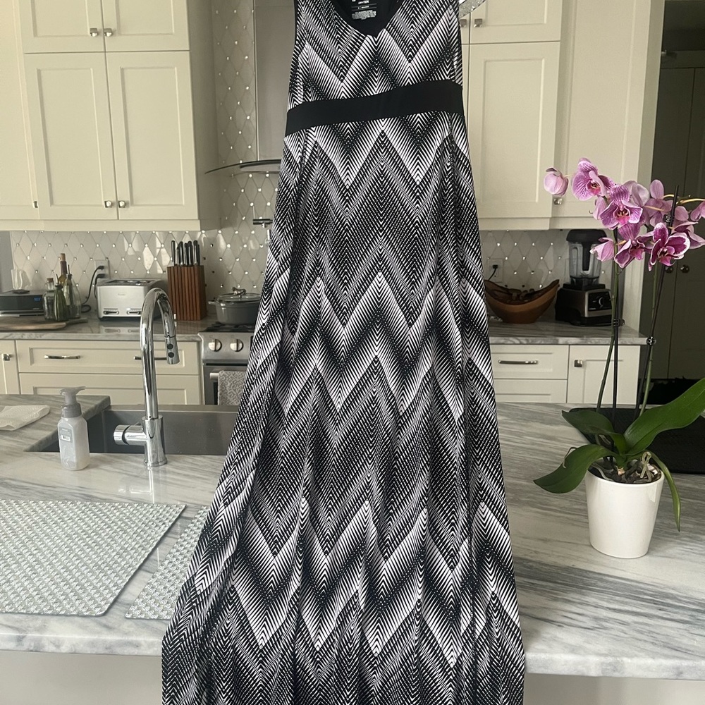 DRY TEK CHEVRON MAXI DRESS EADY TO WEAR SIZE SMALL BLACK  WHITE GRAY